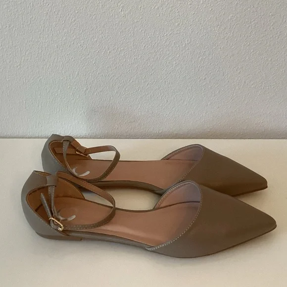 New WB Journee Collection Elegant Tan Women's Flats - Picture 4 of 5
